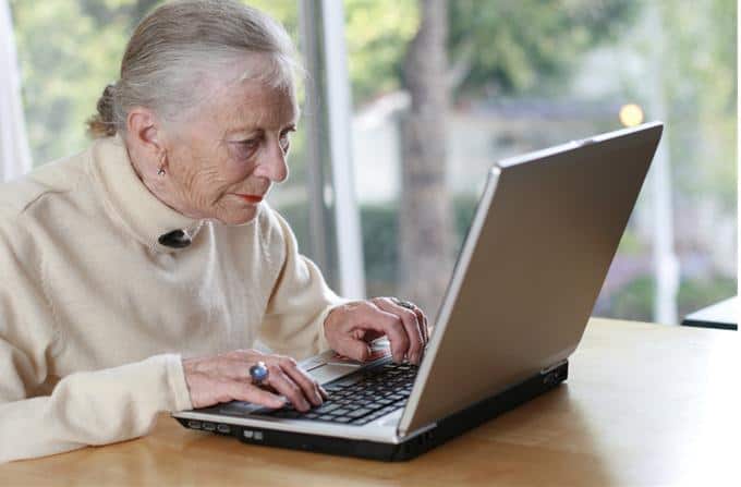 woman-using-computer