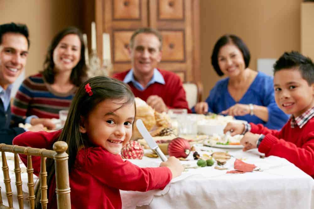 Familia multigeneracional que celebra con la comida de Navidad