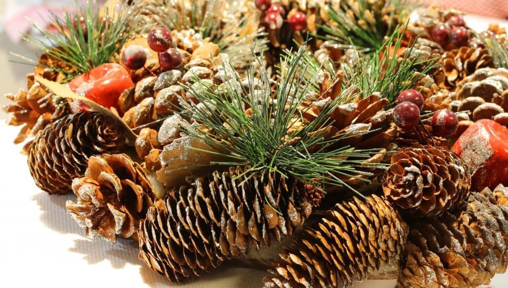 Christmas decoration to decorate the centerpieces with pine cone