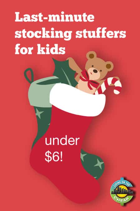 ¡Ideas geniales!  Un montón de ideas de último minuto para llenar las medias de los niños.  ¡Menos de $6!  Compre para Navidad sin gastar un dineral en pequeñas cosas.