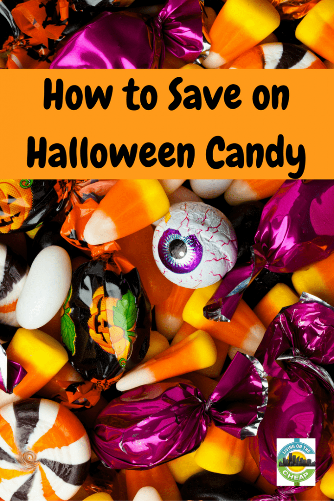 E' ufficialmente ora di iniziare a costruire la tua scorta di caramelle per l'annuale sfilata di dolcetti e scherzetti del 31 ottobre. Guarda questo post per 8 modi per risparmiare sui dolci di Halloween quest'anno. #halloweencandy #moneysavingtips #halloween