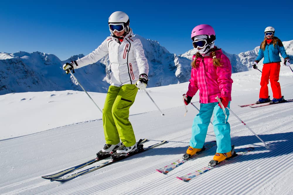 2 children skiing 